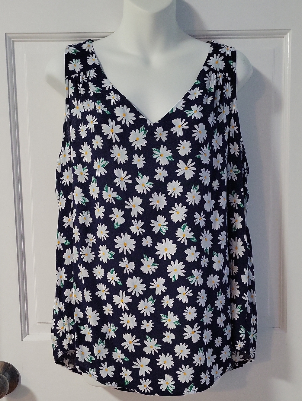 Old Navy Navy Floral Daisy V-Neck Tank